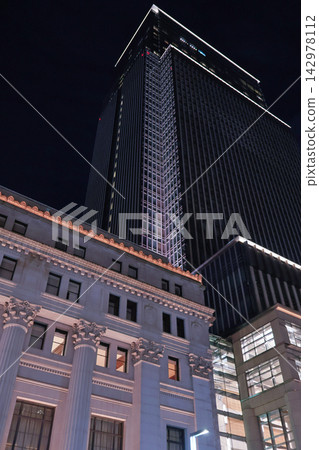 日本橋的都會夜景,現代建築與歷史建築並存,營造出獨特的美感。 日本橋的都會夜景,現代建築與歷史建築並存,營造出獨特的美感。 142978112