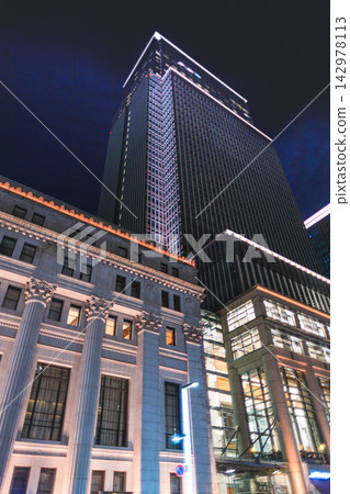 日本橋的都會夜景,現代建築與歷史建築並存,營造出獨特的美感。 日本橋的都會夜景,現代建築與歷史建築並存,營造出獨特的美感。 142978113