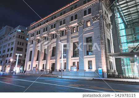 日本橋的都會夜景,現代建築與歷史建築並存,營造出獨特的美感。 日本橋的都會夜景,現代建築與歷史建築並存,營造出獨特的美感。 142978115