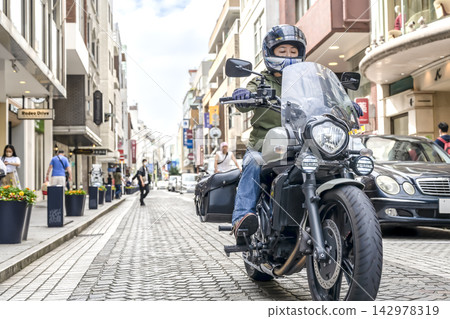 一名女騎士騎車經過橫濱元町商店街 142978319