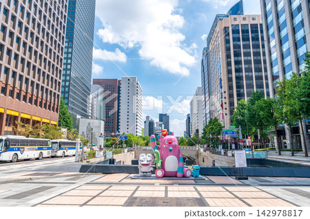 Cheonggyecheon Stream and Mojeongyo Bridge under clear blue sky in summer, Seoul, Korea 142978817