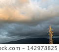 雨雲、山脈和輸電線路 142978825