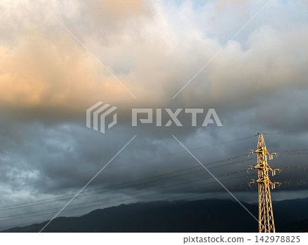 雨雲、山脈和輸電線路 雨雲、山脈和輸電線路 142978825