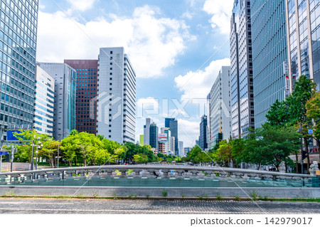 Cheonggyecheon Stream and Mojeongyo Bridge under clear blue sky in summer, Seoul, Korea Cheonggyecheon Stream and Mojeongyo Bridge under clear blue sky in summer, Seoul, Korea 142979017