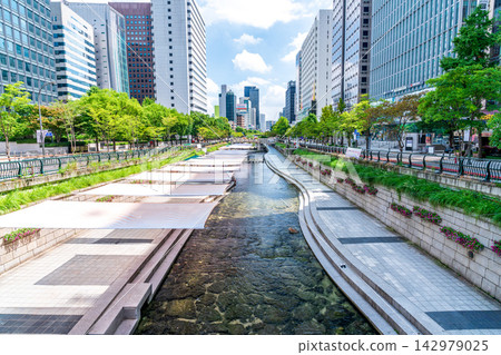 Cheonggyecheon Stream and Mojeongyo Bridge under clear blue sky in summer, Seoul, Korea Cheonggyecheon Stream and Mojeongyo Bridge under clear blue sky in summer, Seoul, Korea 142979025