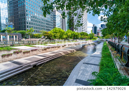 Cheonggyecheon Stream and Mojeongyo Bridge under clear blue sky in summer, Seoul, Korea Cheonggyecheon Stream and Mojeongyo Bridge under clear blue sky in summer, Seoul, Korea 142979026