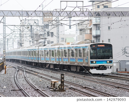 【東西線】一列當地列車在雨中停靠在葛西站。 142979093