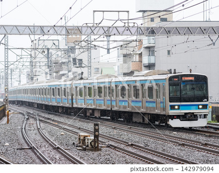 【東西線】一列當地列車在雨中停靠在葛西站。 【東西線】一列當地列車在雨中停靠在葛西站。 142979094