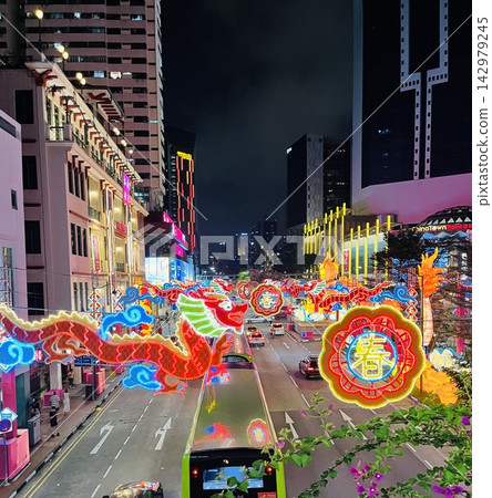 新加坡唐人街的夜景，充滿了農曆新年（春節）的喜慶氣氛，到處都是龍形燈籠。 142979245