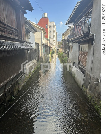 在滋賀縣長濱市的城鎮景觀中，一條水道蜿蜒流淌在傳統房屋之間。 142979247