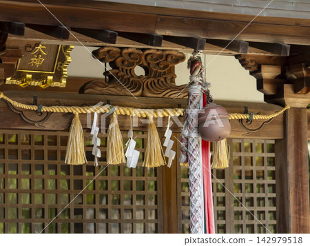稻荷神社的本坪鐘和注連繩 142979518