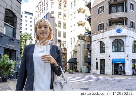 一位年輕女子在新橋義大利街邊購物。 142980231