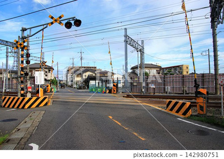 Construction is underway to lay temporary tracks at the Noda Line No. 89 level crossing of the Urban Park Line, in preparation for the elevated railway project at Kasukabe Station. Construction is underway to lay temporary tracks at the Noda Line No. 89 level crossing of the Urban Park Line, in preparation for the elevated railway project at Kasukabe Station. 142980751