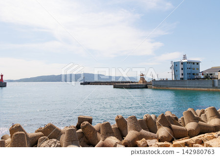 Breakwater and lighthouse at Akashi Port (Hyogo Prefecture) Breakwater and lighthouse at Akashi Port (Hyogo Prefecture) 142980763