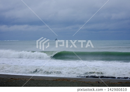 Beautiful waves and Eboshi Rock Beautiful waves and Eboshi Rock 142980810