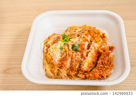外帶盒裝雞蛋豬排飯 外帶盒裝雞蛋豬排飯 142980833