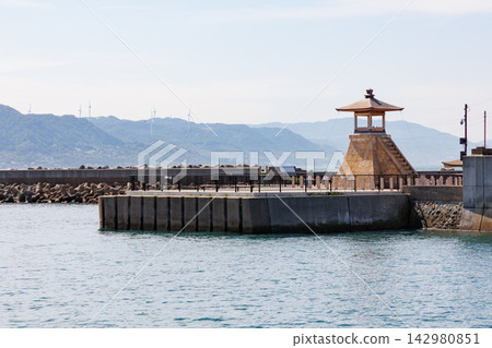 Breakwater and lighthouse at Akashi Port (Hyogo Prefecture) Breakwater and lighthouse at Akashi Port (Hyogo Prefecture) 142980851