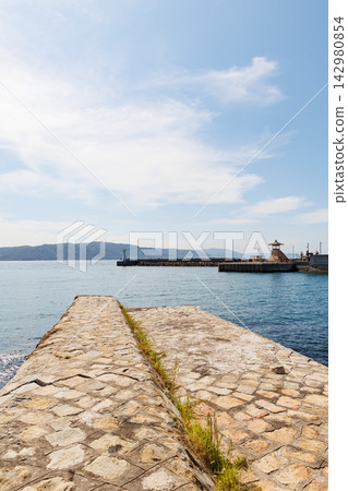 Breakwater and lighthouse at Akashi Port (Hyogo Prefecture) Breakwater and lighthouse at Akashi Port (Hyogo Prefecture) 142980854