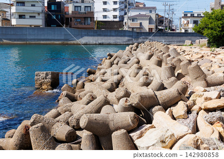 Breakwater and lighthouse at Akashi Port (Hyogo Prefecture) Breakwater and lighthouse at Akashi Port (Hyogo Prefecture) 142980858