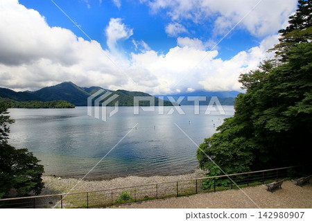 夏末時節，從別墅露台眺望中禪寺湖… 142980907