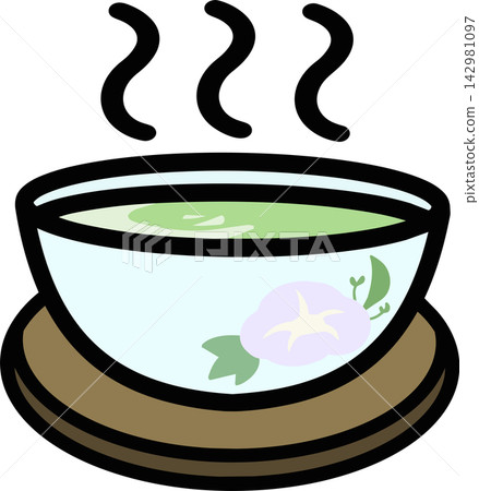 圖中是盛在花紋茶杯中的綠茶。 142981097