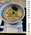 Ramen with plenty of green onions and sansho pepper 142981208