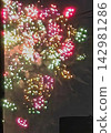 Fireworks display in the night sky 142981286