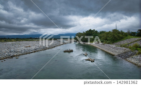 低氣壓系統正逼近富山縣黑部川沖積扇。 142981362