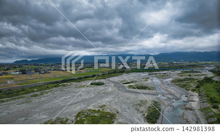 低氣壓系統正逼近富山縣黑部川沖積扇。 低氣壓系統正逼近富山縣黑部川沖積扇。 142981398