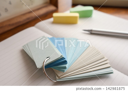學習場景圖片:桌上攤開著筆記本、字彙表和便條紙。 學習場景圖片:桌上攤開著筆記本、字彙表和便條紙。 142981875