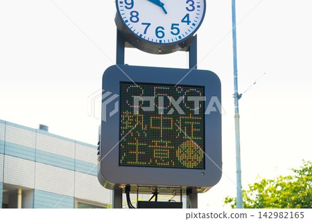 酷暑難耐:車站前的溫度顯示器(2026 年) 酷暑難耐:車站前的溫度顯示器(2026 年) 142982165