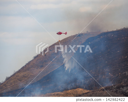 A helicopter that extinguishes a fire in the open burning of Hiraodai, Kitakyushu A helicopter that extinguishes a fire in the open burning of Hiraodai, Kitakyushu 142982422