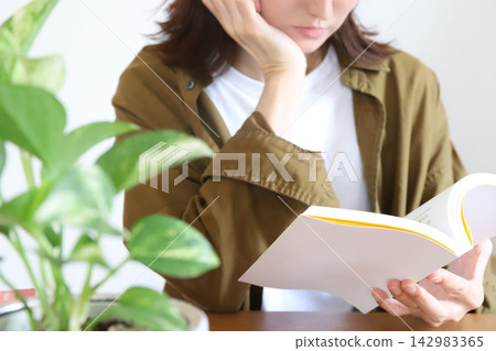 一個女人享受閱讀 142983365