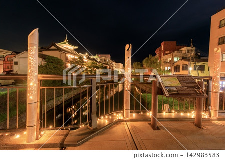 伊東市東海館和松川散步道的夜景 伊東市東海館和松川散步道的夜景 142983583