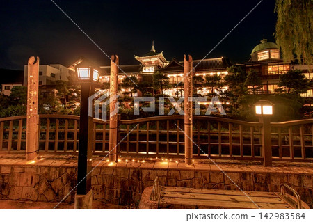 伊東市東海館和松川散步道的夜景 伊東市東海館和松川散步道的夜景 142983584