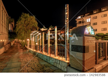 伊東市東海館和松川散步道的夜景 伊東市東海館和松川散步道的夜景 142983586