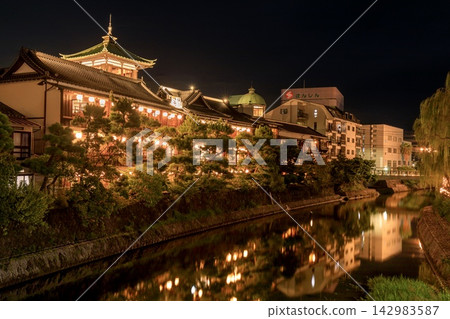 伊東市東海館和松川散步道的夜景 伊東市東海館和松川散步道的夜景 142983587
