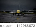 黃昏時飛機降落在機場 142983672