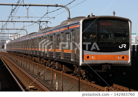一列武藏野線 205 系列列車,M35 車廂(車頭塗有「童話」圖案),駛入越谷湖城。 一列武藏野線 205 系列列車,M35 車廂(車頭塗有「童話」圖案),駛入越谷湖城。 142983760