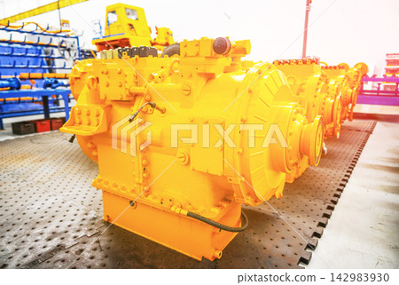 Hydromechanical transmission for heavy machinery. Hydromechanical transmission for heavy machinery. 142983930