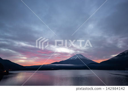 山梨縣:在火紅的日出中,從本棲湖眺望富士山,景色令人嘆為觀止。 山梨縣:在火紅的日出中,從本棲湖眺望富士山,景色令人嘆為觀止。 142984142
