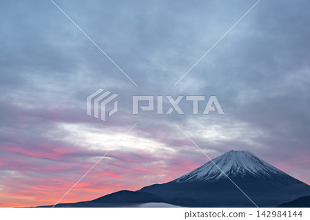 山梨縣:在火紅的日出中,從本棲湖眺望富士山,景色令人嘆為觀止。 山梨縣:在火紅的日出中,從本棲湖眺望富士山,景色令人嘆為觀止。 142984144