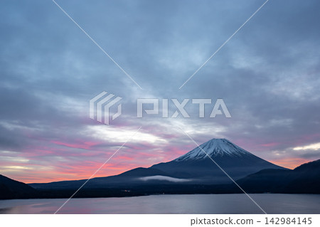 山梨縣:在火紅的日出中,從本棲湖眺望富士山,景色令人嘆為觀止。 山梨縣:在火紅的日出中,從本棲湖眺望富士山,景色令人嘆為觀止。 142984145