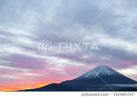 山梨縣:在火紅的日出中,從本棲湖眺望富士山,景色令人嘆為觀止。 山梨縣:在火紅的日出中,從本棲湖眺望富士山,景色令人嘆為觀止。 142984147
