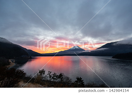 山梨縣:在火紅的日出中,從本棲湖眺望富士山,景色令人嘆為觀止。 山梨縣:在火紅的日出中,從本棲湖眺望富士山,景色令人嘆為觀止。 142984154