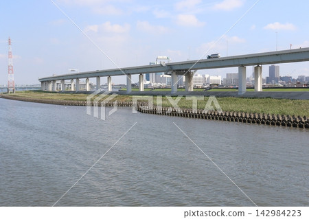 首都高速公路中央環狀的高架橋沿著荒川延伸。 首都高速公路中央環狀的高架橋沿著荒川延伸。 142984223