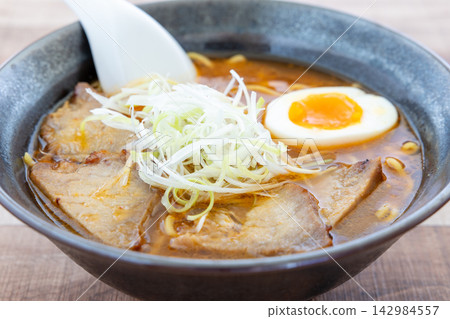 美味的味噌豬肉麵 美味的味噌豬肉麵 142984557