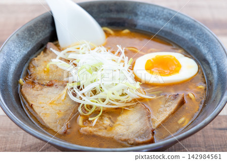 美味的味噌豬肉麵 美味的味噌豬肉麵 142984561