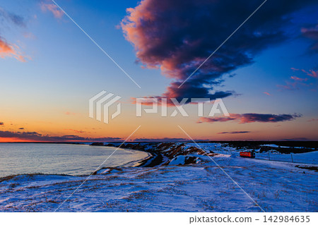 The quiet of winter envelops the Sanrihama coast of Ochishi and the local Hanasaki Line as it runs through the twilight. The quiet of winter envelops the Sanrihama coast of Ochishi and the local Hanasaki Line as it runs through the twilight. 142984635