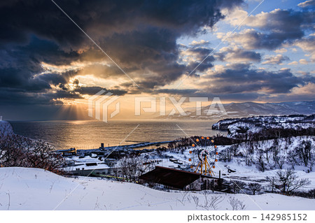 The winter Ishikari Bay bathed in morning light and the snow-covered townscape of Shukutsu, Otaru City, Hokkaido. View from Shukutsu Panorama Observatory. The winter Ishikari Bay bathed in morning light and the snow-covered townscape of Shukutsu, Otaru City, Hokkaido. View from Shukutsu Panorama Observatory. 142985152